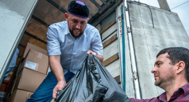 A charitable action of distributing food parcels to motorists moving along the Federal Highway "Kavkaz" to break Ramadan fasting. Ingushetia, July 28, 2014. Photo by Timur Agirov exclusively for the "Caucasian Knot" A charitable action of distributing food parcels to motorists moving along the Federal Highway "Kavkaz" to break Ramadan fasting. Ingushetia, July 28, 2014. Photo by Timur Agirov exclusively for the "Caucasian Knot"