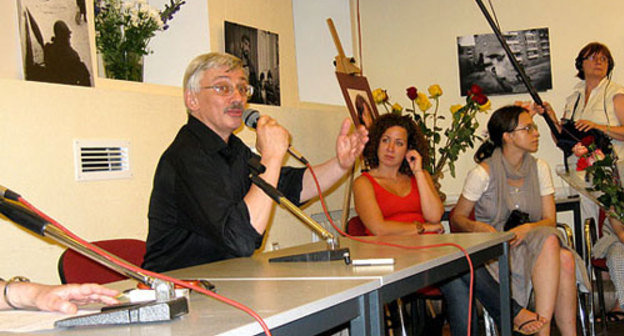 Oleg Orlov, head of the Human Rights Society "Memorial", at Natalia Estemirova's commemoration party. Hall of the "Memorial", July 17, 2009. Photo by "Caucasian Knot" Oleg Orlov, head of the Human Rights Society "Memorial", at Natalia Estemirova's commemoration party. Hall of the "Memorial", July 17, 2009. Photo by "Caucasian Knot"