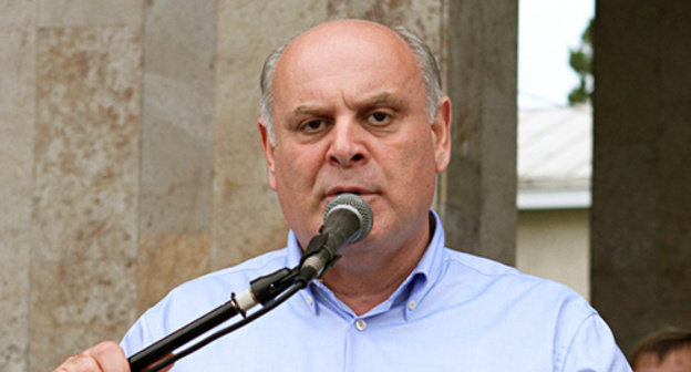 Aslan Bzhaniya, Abkhaz presidential candidate, at the meeting with the voters in Ochamchir Region, August 2014. Photo http://ab-kandidat.info/news/07082014-1142/aslan-bzhaniya-v-nashey-strane-dolzhny-byt-tolko-pobediteli Aslan Bzhaniya, Abkhaz presidential candidate, at the meeting with the voters in Ochamchir Region, August 2014. Photo http://ab-kandidat.info/news/07082014-1142/aslan-bzhaniya-v-nashey-strane-dolzhny-byt-tolko-pobediteli