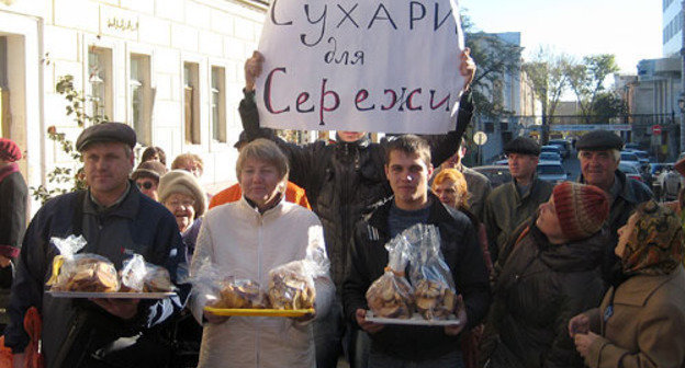Campaign of Astrakhan opposition group "Army biscuits for mayor Bazhenov", October 27, 2009. Photo by the "Caucasian Knot" Campaign of Astrakhan opposition group "Army biscuits for mayor Bazhenov", October 27, 2009. Photo by the "Caucasian Knot"