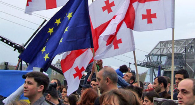 Flags of the European Union carried by the participants of the action and a concert "We choose Europe". Tbilisi, April 13, 2014. Photo by Edita Badasyan for the "Caucasian Knot" Flags of the European Union carried by the participants of the action and a concert "We choose Europe". Tbilisi, April 13, 2014. Photo by Edita Badasyan for the "Caucasian Knot"