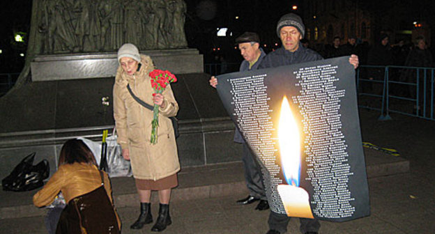 Rally in memory of those who fell victims to the terrorist attack in the theatre center on Dubrovka. Moscow, Chistoprudny boulevard, October 26, 2009. Photo by the "Caucasian Knot" Rally in memory of those who fell victims to the terrorist attack in the theatre center on Dubrovka. Moscow, Chistoprudny boulevard, October 26, 2009. Photo by the "Caucasian Knot"