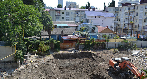 Construction works in the yard of residential building, Sochi, August 2014. Photo by Svetlana Kravchenko for the ‘Caucasian Knot’. Construction works in the yard of residential building, Sochi, August 2014. Photo by Svetlana Kravchenko for the ‘Caucasian Knot’.