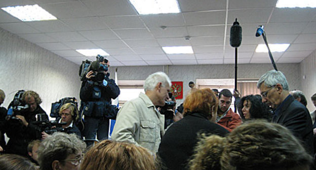 During the trial on Chechen president's suit against the leader of Human rights center "Memorial" Oleg Orlov (on the right), October 6, 2009, Moscow. Photo by the "Caucasian Knot" During the trial on Chechen president's suit against the leader of Human rights center "Memorial" Oleg Orlov (on the right), October 6, 2009, Moscow. Photo by the "Caucasian Knot"