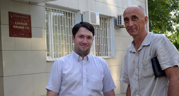 Roman Shikarev, leader of the movement "Law and Order" (on the left) and Vladimir Kimaev, member of the "Ecological Watch for Northern Caucasus" (on the right) at the entrance to the Adler District Court. Photo by Svetlana Kravchenko for the ‘Caucasian Knot’. Roman Shikarev, leader of the movement "Law and Order" (on the left) and Vladimir Kimaev, member of the "Ecological Watch for Northern Caucasus" (on the right) at the entrance to the Adler District Court. Photo by Svetlana Kravchenko for the ‘Caucasian Knot’.