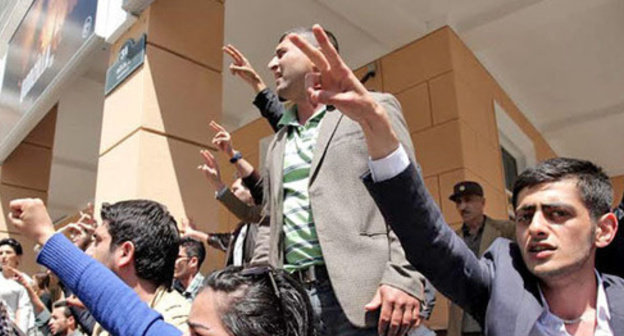 Supporters of ‘Nida’ activists at the rally following the announcement of guilty verdict against ‘Nida’ members in the court. Baku, May 6, 2014. Photo by Aziz Karimov for the ‘Caucasian Knot’. Supporters of ‘Nida’ activists at the rally following the announcement of guilty verdict against ‘Nida’ members in the court. Baku, May 6, 2014. Photo by Aziz Karimov for the ‘Caucasian Knot’.