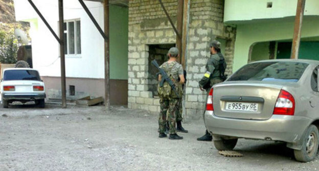 Law enforcers in the settlement of Vremenny, Untsukul District of Dagestan, September 24, 2014. Photo provided by residents of Vremenny. Law enforcers in the settlement of Vremenny, Untsukul District of Dagestan, September 24, 2014. Photo provided by residents of Vremenny.