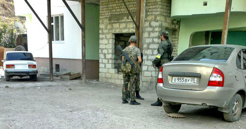 Law enforcers in the settlement of Vremenny, Untsukul District of Dagestan, September 24, 2014. Photo provided by residents of Vremenny. Law enforcers in the settlement of Vremenny, Untsukul District of Dagestan, September 24, 2014. Photo provided by residents of Vremenny.