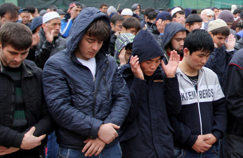 Moscow, Prospect Mira, October 4, 2014. Muslim worshipers pray at the Cathedral Mosque on the day of Eid al-Adha. Photo by Magomed Tuayev for the ‘Caucasian Knot’. Moscow, Prospect Mira, October 4, 2014. Muslim worshipers pray at the Cathedral Mosque on the day of Eid al-Adha. Photo by Magomed Tuayev for the ‘Caucasian Knot’.