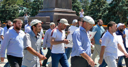 Funeral procession in connection with the murder of journalist Akhmednabi Akhmednabiev. Makhachkala, July 9, 2013. Photo by Patimat Makhmudova for the ‘Caucasian Knot’. Funeral procession in connection with the murder of journalist Akhmednabi Akhmednabiev. Makhachkala, July 9, 2013. Photo by Patimat Makhmudova for the ‘Caucasian Knot’.