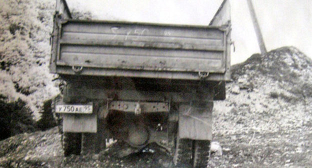 A car Raisa Kosumova was driving when she got under a mortar attack. Vedeno District of Chechnya, June 7, 2003. Photo from the archive of the Committee against Torture. A car Raisa Kosumova was driving when she got under a mortar attack. Vedeno District of Chechnya, June 7, 2003. Photo from the archive of the Committee against Torture.