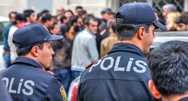 Law enforcement officers near the court building where the case of Nida activists is considered, Baku, November 5, 2013. Photo by Aziz Karimov for the ‘Caucasian Knot’. Law enforcement officers near the court building where the case of Nida activists is considered, Baku, November 5, 2013. Photo by Aziz Karimov for the ‘Caucasian Knot’.