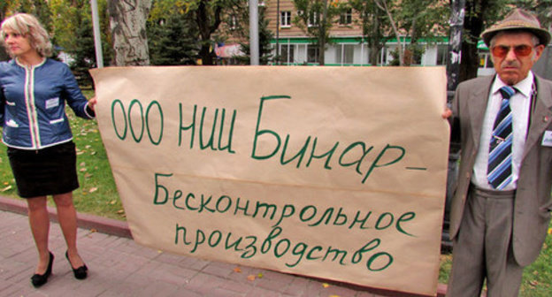 Residents of Srednaya Akhtuba picket against expanded clay factories. Volgograd, October 17, 2014. Photo by Vyacheslav Yaschenko for the ‘Caucasian Knot’. Residents of Srednaya Akhtuba picket against expanded clay factories. Volgograd, October 17, 2014. Photo by Vyacheslav Yaschenko for the ‘Caucasian Knot’.