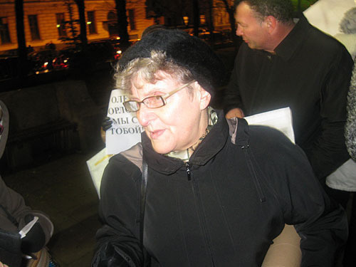 Svetlana Gannushkina on the strike picket in support of Oleg Orlov, the "Memorial" leader. Moscow, Chistoprudny boulevard, November 12, 2009. Photo by the "Caucasian Knot" Svetlana Gannushkina on the strike picket in support of Oleg Orlov, the "Memorial" leader. Moscow, Chistoprudny boulevard, November 12, 2009. Photo by the "Caucasian Knot"