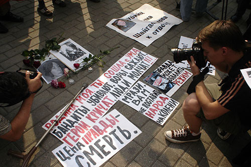 Moscow, Novopushkinskiy Mini-Park, July 16, 2009. Rally in memory of assassinated human rights advocate Natalia Estemirova. Journalists removing the placards with slogans against Russian policy in the territory of Caucasus. Photo by the "Caucasian Knot" Moscow, Novopushkinskiy Mini-Park, July 16, 2009. Rally in memory of assassinated human rights advocate Natalia Estemirova. Journalists removing the placards with slogans against Russian policy in the territory of Caucasus. Photo by the "Caucasian Knot"