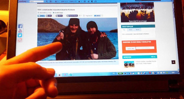 Journalists read news about Shishani’s death on the Internet. Photo by BS for the ‘Caucasian Knot’. Journalists read news about Shishani’s death on the Internet. Photo by BS for the ‘Caucasian Knot’.