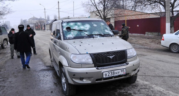 Evacuation of the car damaged during the militants’ attack on Grozny. Photo: http://nac.gov.ru/files/8414.jpg Evacuation of the car damaged during the militants’ attack on Grozny. Photo: http://nac.gov.ru/files/8414.jpg