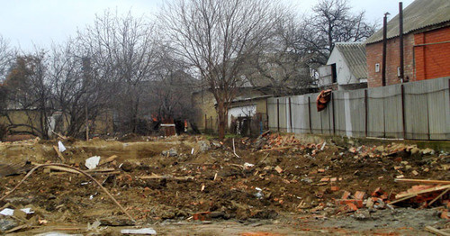 At the site of the burned down house of the militant’s family. Gudermes District of Chechnya, December 2014. Photo: http://www.memo.ru/uploads/files/1579.jpg" class="main_article_image At the site of the burned down house of the militant’s family. Gudermes District of Chechnya, December 2014. Photo: http://www.memo.ru/uploads/files/1579.jpg" class="main_article_image