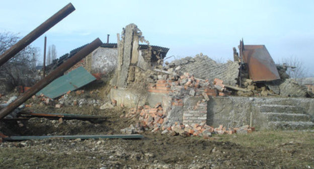 Law enforcers demolished the house of Sultan Vakhayev in the village of Geldagan, Kurchaloy District, December 2014. Photo: http://www.memo.ru/d/220121.html