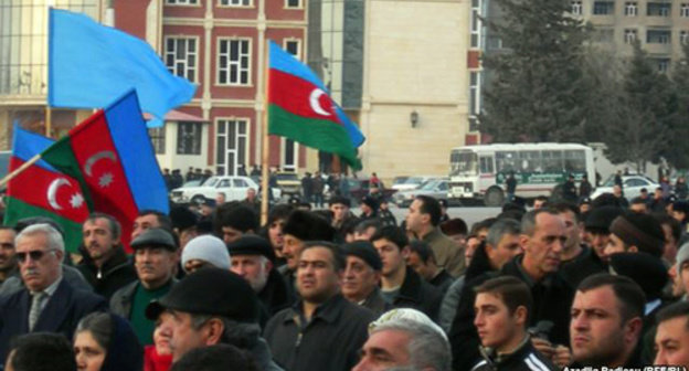 Protest action by the "Musavat" Party. Photo: RFE/RL, http://gdb.rferl.org/640C917B-8C1E-42B2-BDD2-E8289C4CDB3A_w640_r1_s_cx0_cy19_cw0.jpg