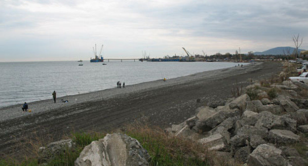Sochi, the cargo port located near the mouth of Mzymtma River. December 6, 2009. Photo by the "Caucasian Knot" Sochi, the cargo port located near the mouth of Mzymtma River. December 6, 2009. Photo by the "Caucasian Knot"