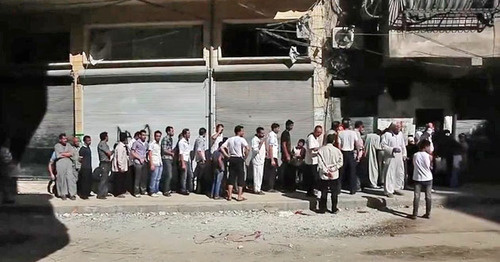 Aleppo residents standing in bread line. Syria. Photo: Voice of America News https://ru.wikipedia.org Aleppo residents standing in bread line. Syria. Photo: Voice of America News https://ru.wikipedia.org
