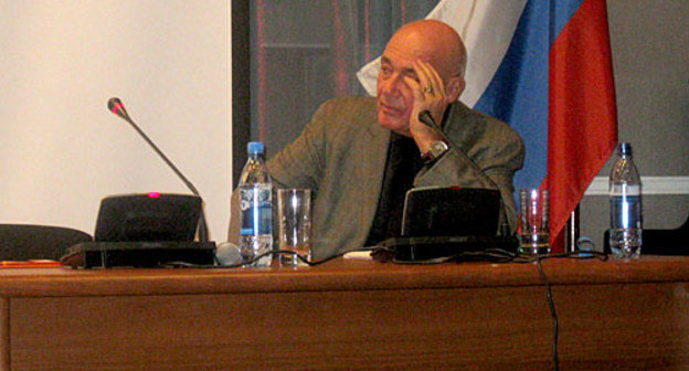 Vladimir Pozner at the Russian Ombudsman medal awarding ceremony. Moscow, "Russian Zarubezhie" library and foundation, December 8, 2009. Photo by the "Caucasian Knot" Vladimir Pozner at the Russian Ombudsman medal awarding ceremony. Moscow, "Russian Zarubezhie" library and foundation, December 8, 2009. Photo by the "Caucasian Knot"