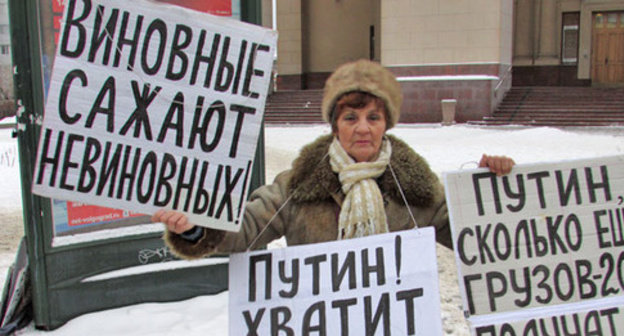 Galina Tikhenko at the anti-war picket. Volgograd, January 31, 2015. Photo by Vyacheslav Yaschenko for the ‘Caucasian Knot’. Galina Tikhenko at the anti-war picket. Volgograd, January 31, 2015. Photo by Vyacheslav Yaschenko for the ‘Caucasian Knot’.