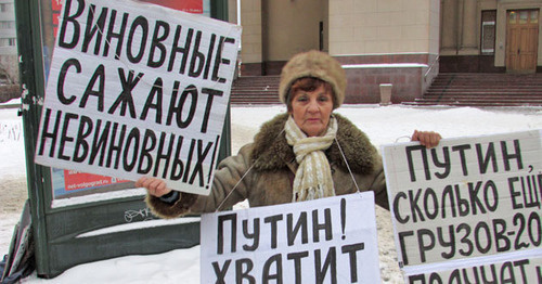 Galina Tikhenko at the anti-war picket. Volgograd, January 31, 2015. Photo by Vyacheslav Yaschenko for the ‘Caucasian Knot’. Galina Tikhenko at the anti-war picket. Volgograd, January 31, 2015. Photo by Vyacheslav Yaschenko for the ‘Caucasian Knot’.