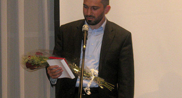 Russian Ombudsman medal awarding ceremony. Moscow, Mussa Aushev with his brother's award. Moscow, "Russian Zarubezhie" library and foundation, December 8, 2009. Photo by the "Caucasian Knot" Russian Ombudsman medal awarding ceremony. Moscow, Mussa Aushev with his brother's award. Moscow, "Russian Zarubezhie" library and foundation, December 8, 2009. Photo by the "Caucasian Knot"