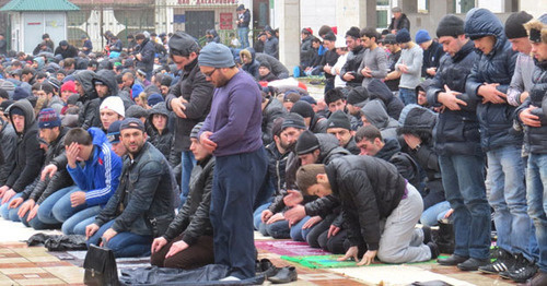 Believers near the central Juma Mosque of Dagestan. Makhachkala. Photo by Timur Isaev for the "Caucasian Knot"