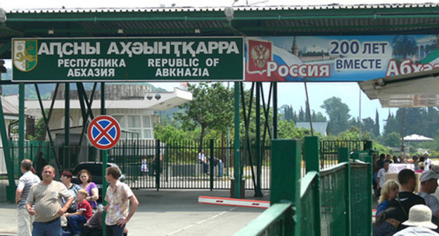 Border check point between Abkhazia and Russia. Photo: http://ru.wikipedia.org