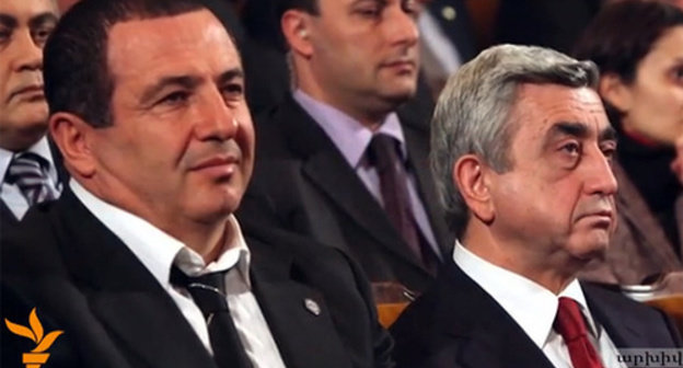 Gagik Tsarukyan (left) and Serzh Sargsyan (right). Photo: screenshot from the video posted by Radio Azatutyun, http://rus.azatutyun.am/content/article/26854771.html