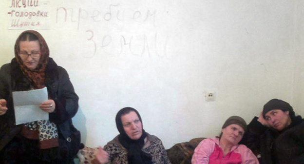 Hunger strikers in the village of Shushiya, Novolak District of Dagestan. Photo: Khusein Jakhbarov. 