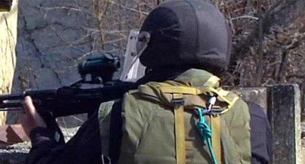 Law enforcer during special operation. Photo: http://nac.gov.ru/nakmessage/2014/12/26/v-sunzhenskom-raione-chechni-neitralizovan-bandit-obstrelyavshii-politseiskikh.html