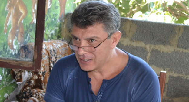 Boris Nemtsov at the home of Mardiros Demerchyan, June 2013. Photo by Svetlana Kravchenko for the "Caucasian Knot"