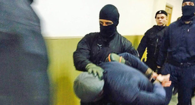 The defendant Anzor Gubashev is led to the court room. Moscow, March 8, 2015. Photo by the "Caucasian Knot" correspondent