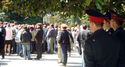 Meeting of Boris Nemtsov with his electorate in Tsvetnoy boulevard in Sochi, 2009. Photo by Svetlana Kravchenko for the "Caucasian Knot"