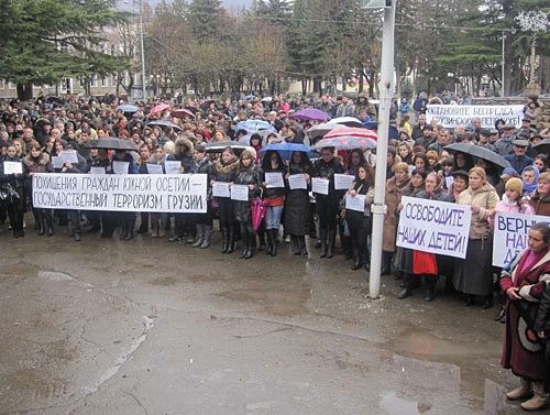 Rally in support of the prisoners detained on the territory of Georgia. Tskhinvali, January 15, 2010. Photo by the "Caucasian Knot" Rally in support of the prisoners detained on the territory of Georgia. Tskhinvali, January 15, 2010. Photo by the "Caucasian Knot"