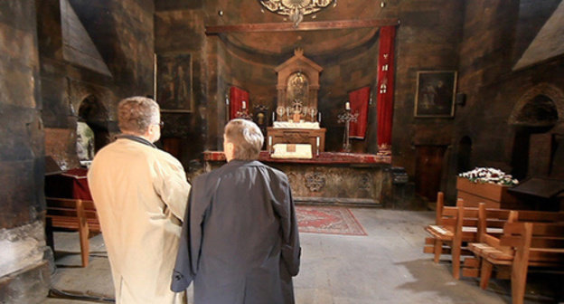 The participants of the media forum "At the Foot of Mount Ararat" in the Armenian temple. Photo: http://mediacongress.ru/multimedia/fotogalereya/mediaforum_rossijskih_smi_u_podnozhiya_ararata/