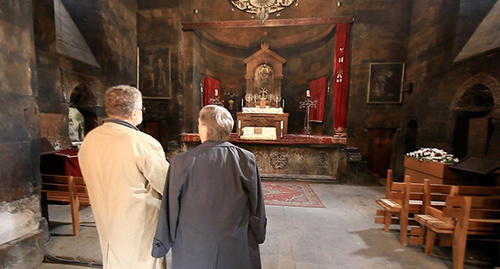 The participants of the media forum "At the Foot of Mount Ararat" in the Armenian temple. Photo: http://mediacongress.ru/multimedia/fotogalereya/mediaforum_rossijskih_smi_u_podnozhiya_ararata/ The participants of the media forum "At the Foot of Mount Ararat" in the Armenian temple. Photo: http://mediacongress.ru/multimedia/fotogalereya/mediaforum_rossijskih_smi_u_podnozhiya_ararata/