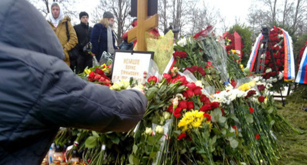 At a grave of Boris Nemtsov. Moscow, March 3, 2015. Photo by Vyacheslav Feraposhkin for the "Caucasian Knot"