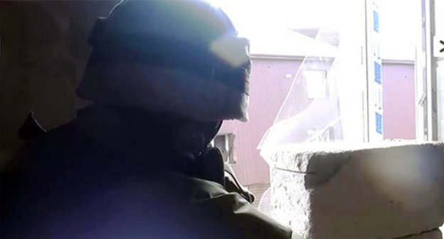 A law enforcer during special operation in Makhachkala. Photo: http://nac.gov.ru/nakmessage/2015/03/24/v-makhachkale-provedena-kontrterroristicheskaya-operatsiya-spasen-rebenok.html