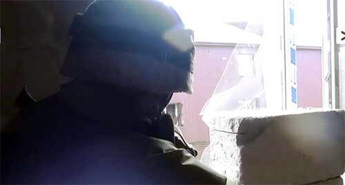 A law enforcer during special operation in Makhachkala. Photo: http://nac.gov.ru/nakmessage/2015/03/24/v-makhachkale-provedena-kontrterroristicheskaya-operatsiya-spasen-rebenok.html