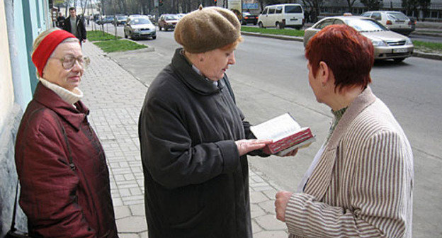 Homiletic activities of Jehovan's Witnesses. Photo by http://ru.wikipedia.org Homiletic activities of Jehovan's Witnesses. Photo by http://ru.wikipedia.org