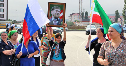 Chechnya residents with portrait of Ramzan Kadyrov. Photo by Akhmed Aldebirov for the ‘Caucasian Knot’. 