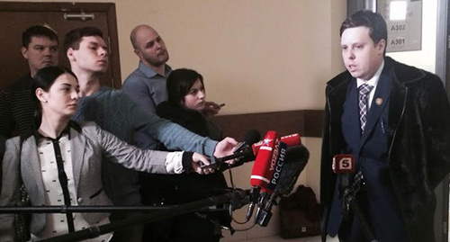 Denis Zatsepin, advocate of Mikhail Volkov, talking to journalists after the trial. Photo by Yulia Buslavskaya for the ‘Caucasian Knot’.