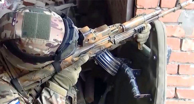 Law enforcement officer during special operation. Photo: http://nac.gov.ru/nakmessage/2015/04/02/v-khasavyurte-neitralizovan-glavar-kizlyarskoi-bandgruppy.html