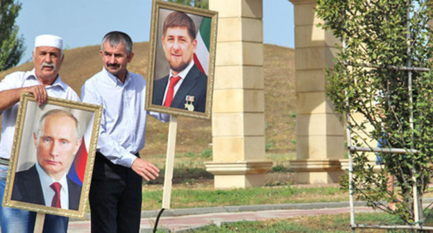 The residents of Chechnya with the portraits of Kadyrov and Putin at the meeting in Grozny. Photo by Akhmed Aldebirov for the "Caucasian Knot"