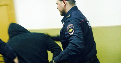 Law enforcer leads the defendant through the corridor of the Basmanny District Court of Moscow. April 6, 2015. Photo by the "Caucasian Knot" correspondent